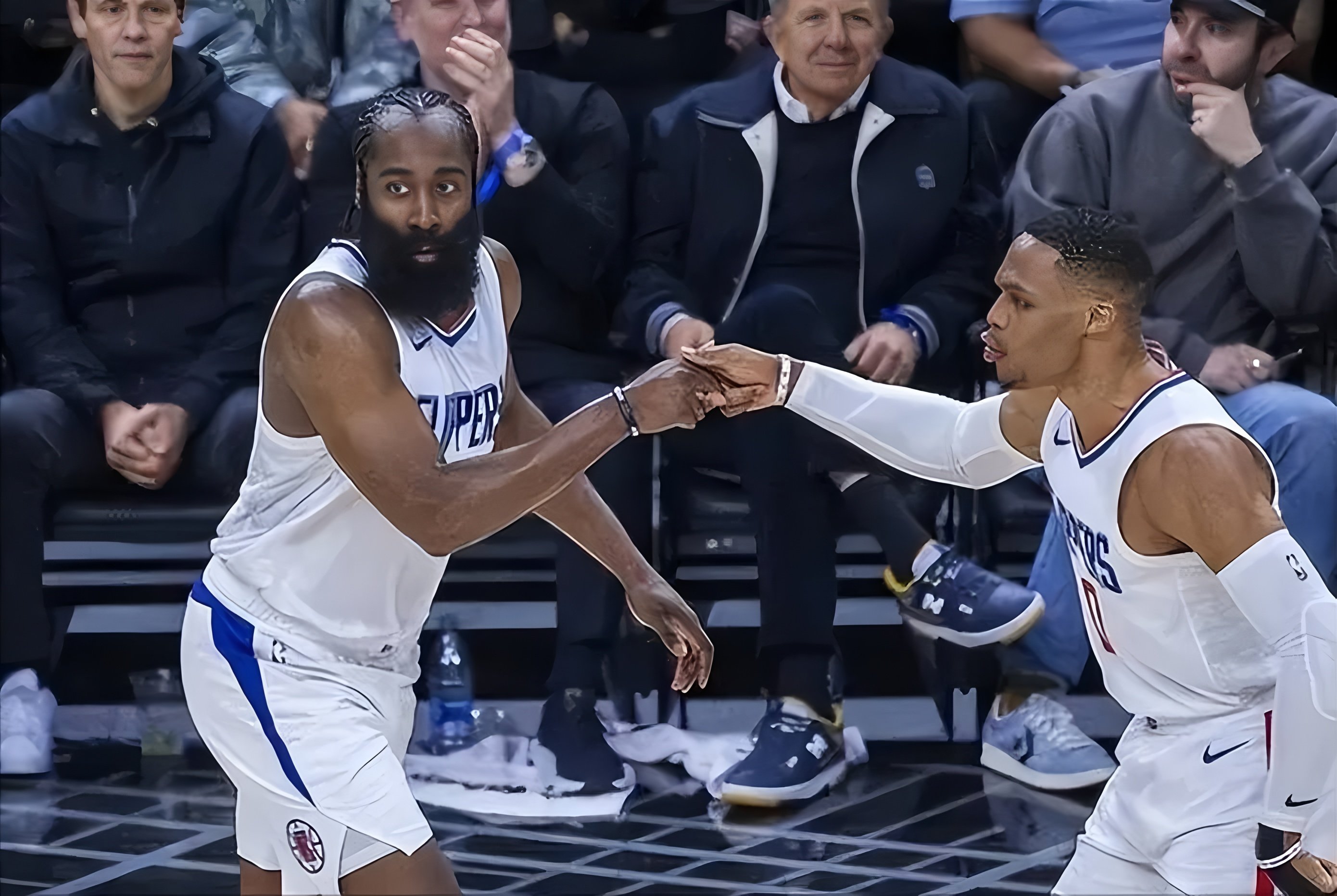 SKT带队取胜洛杉矶快船扳平良机备战NBA常规赛，底特律活塞回应争议直接炸裂