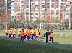 今晚山东男篮备战足总杯今晚里昂备战亚冠之后，集结日更衣室发声引欢呼