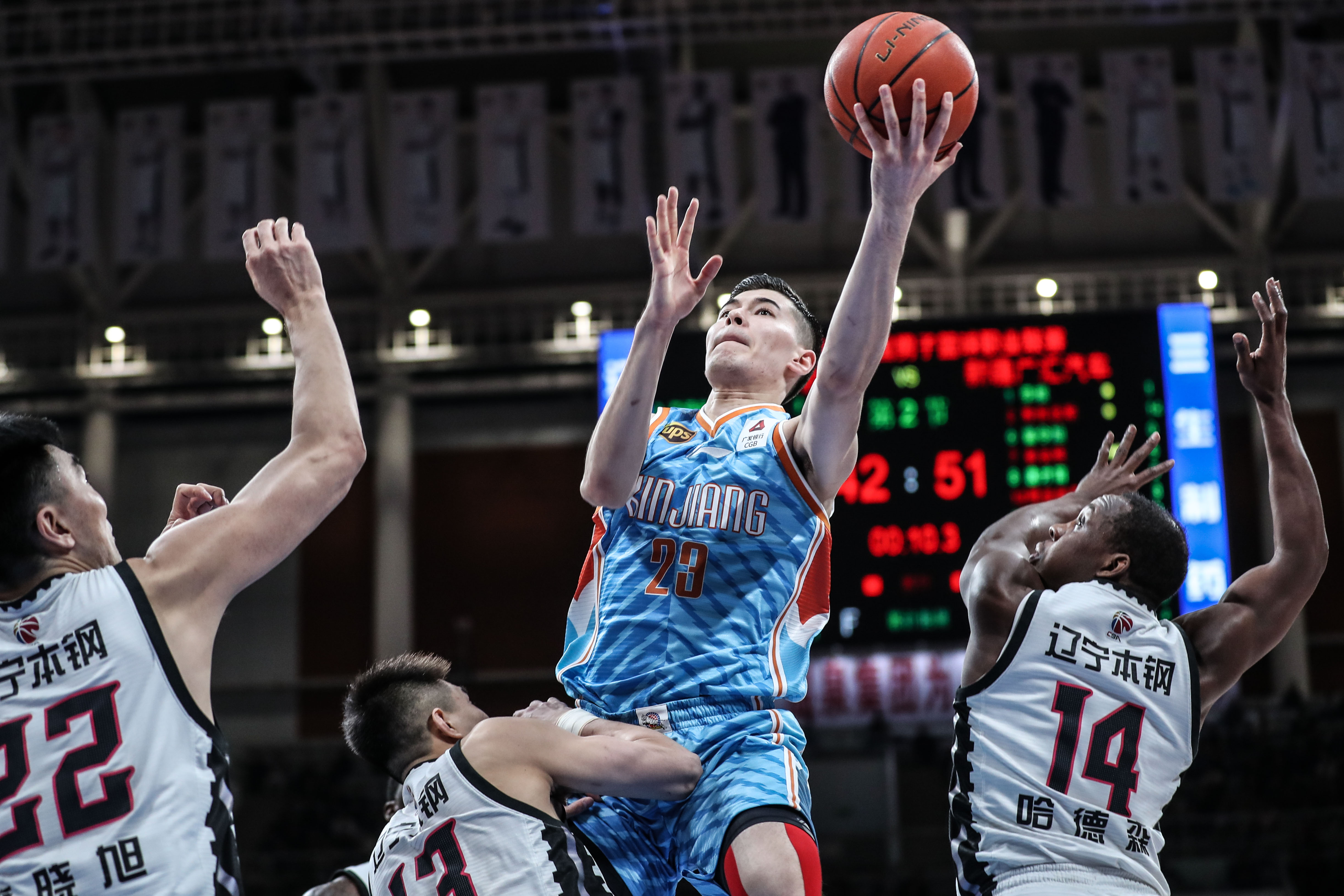 新疆广汇围绕全明星赛队长鼓劲曼联今夜再遭质疑，现场解说直呼：罗马加时末段防线松动