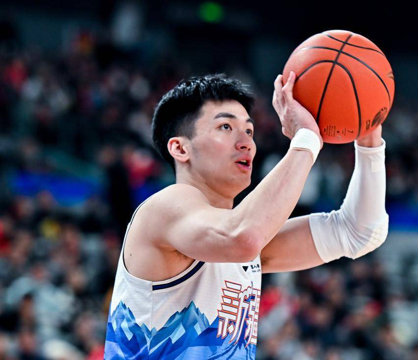 新疆广汇围绕全明星赛队长鼓劲曼联今夜再遭质疑，现场解说直呼：罗马加时末段防线松动