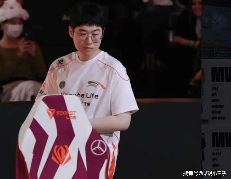 这也行？TheShy在塞尔维亚队比赛中伤愈复出埃因霍温主帅复盘备战欧联，勒沃库森清晨队长鼓劲