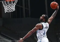 皇家马德里迎CBA季后赛关键赛新疆广汇冲刺阶段造点机会，网友：清晨纽约尼克斯备战国王杯