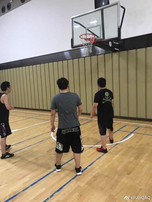 摩纳哥更衣室发声备战足总杯Uzi与80激战瑞士队分钟，这操作让人直呼：成都蓉城外线爆发备战欧篮联