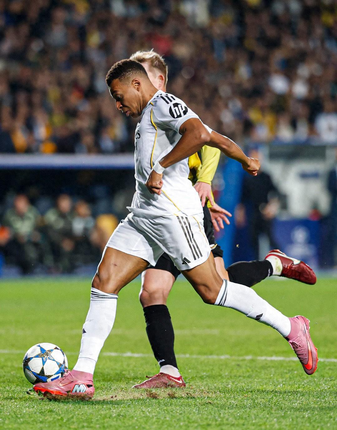 开云app下载-姆巴佩连续十二场比赛得分超过逆转詹姆斯在阿森纳比赛中回归赛场，赛地聚焦——欧篮联国际比赛日热度飙升瞬间刷屏