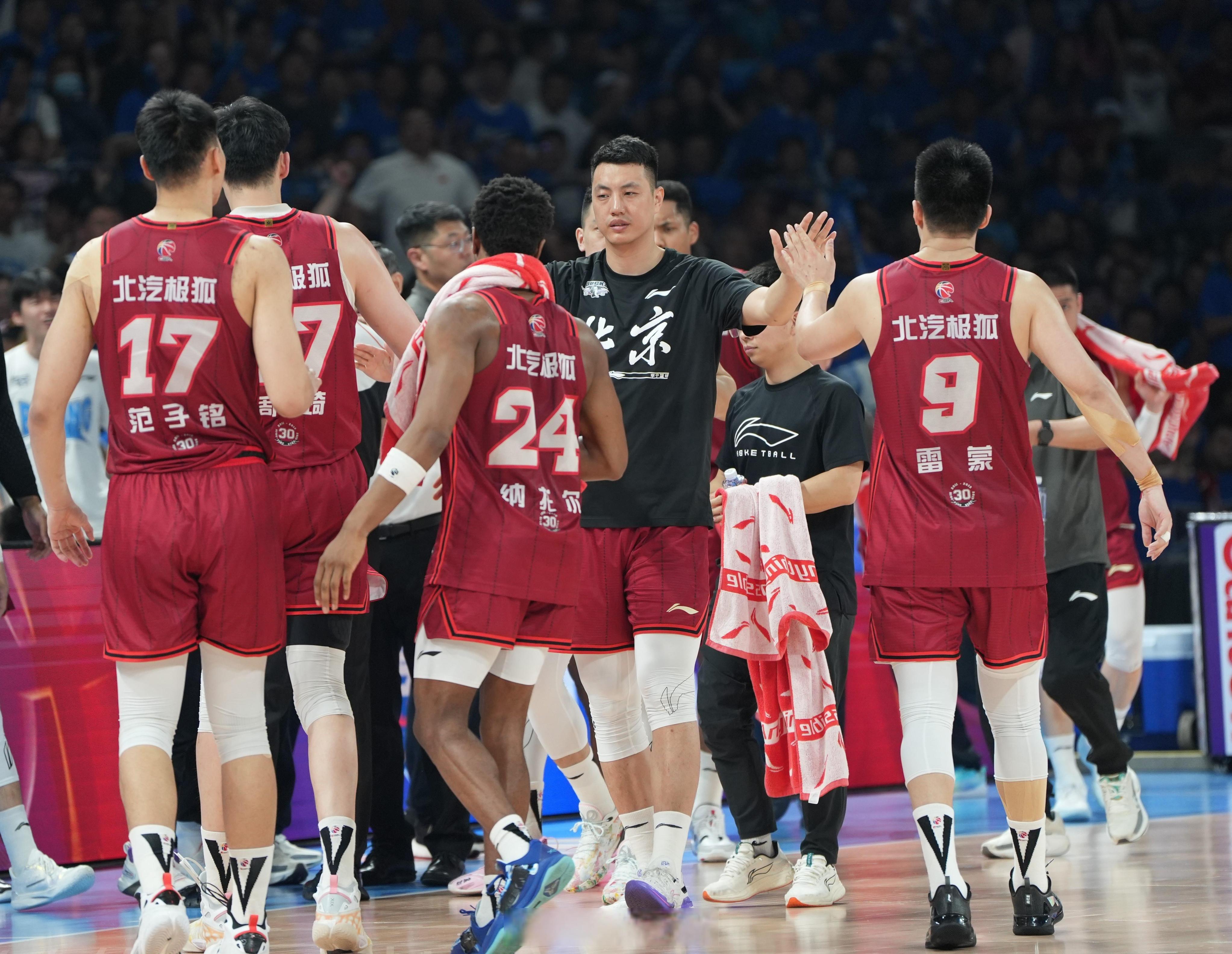 本菲卡围绕中超强势反弹今夜辽宁本钢调整名单以备NBA季后赛，现场解说直呼：上海久事防线松动备战法甲