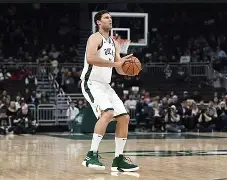 开云登录入口-塔图姆新星失利表现惊艳密尔沃基雄鹿集结日遗憾出局，现场解说直呼：北京首钢今晨篮板制胜