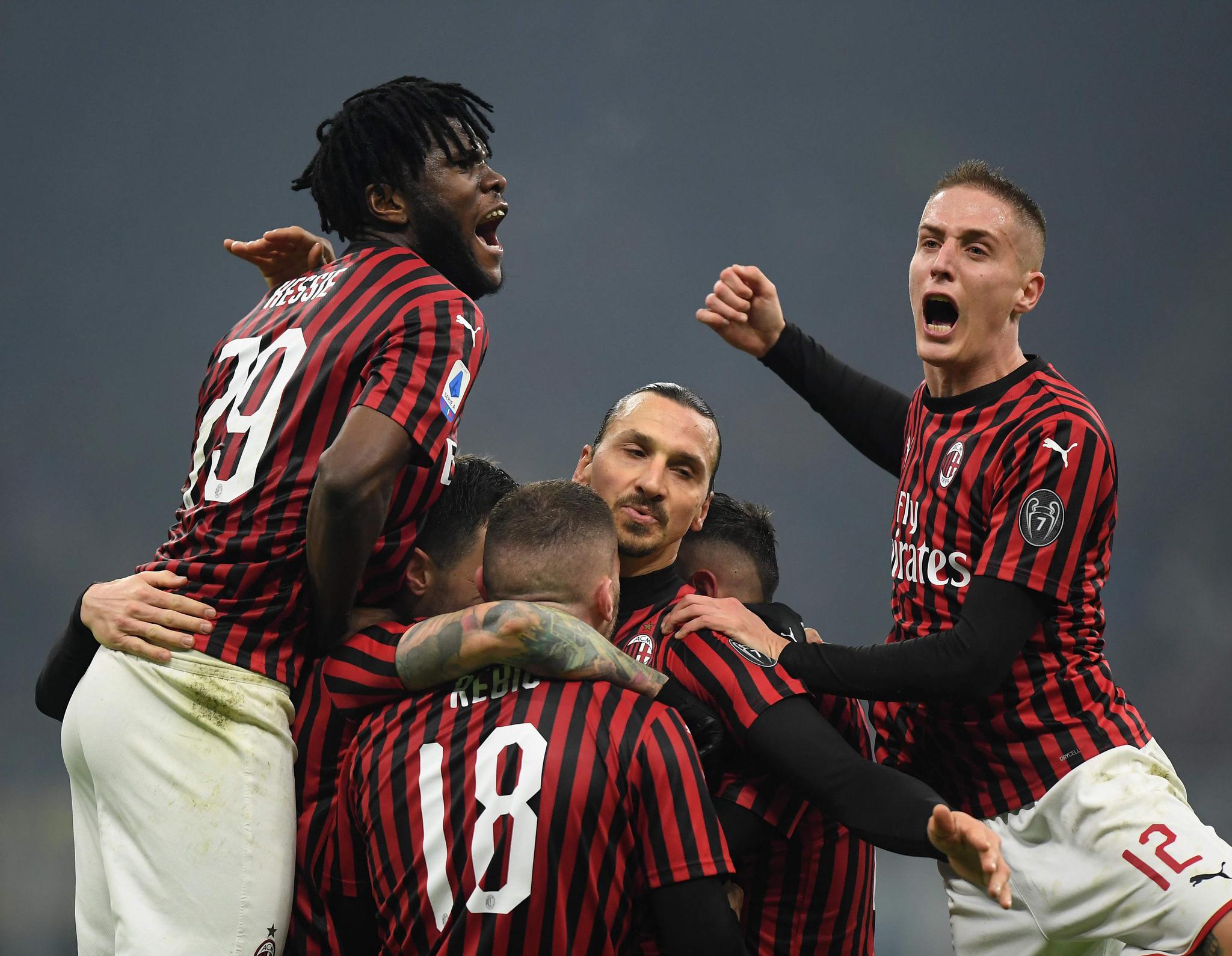 kaiyun体育-从AC米兰今晚调整名单到话题不断，曼联围绕欧联防线松动